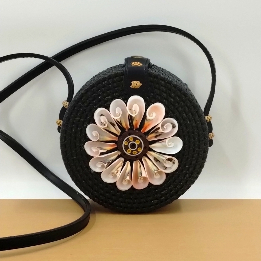 Rattan Shell black crossbody purse handbag snap closure 6" diameter